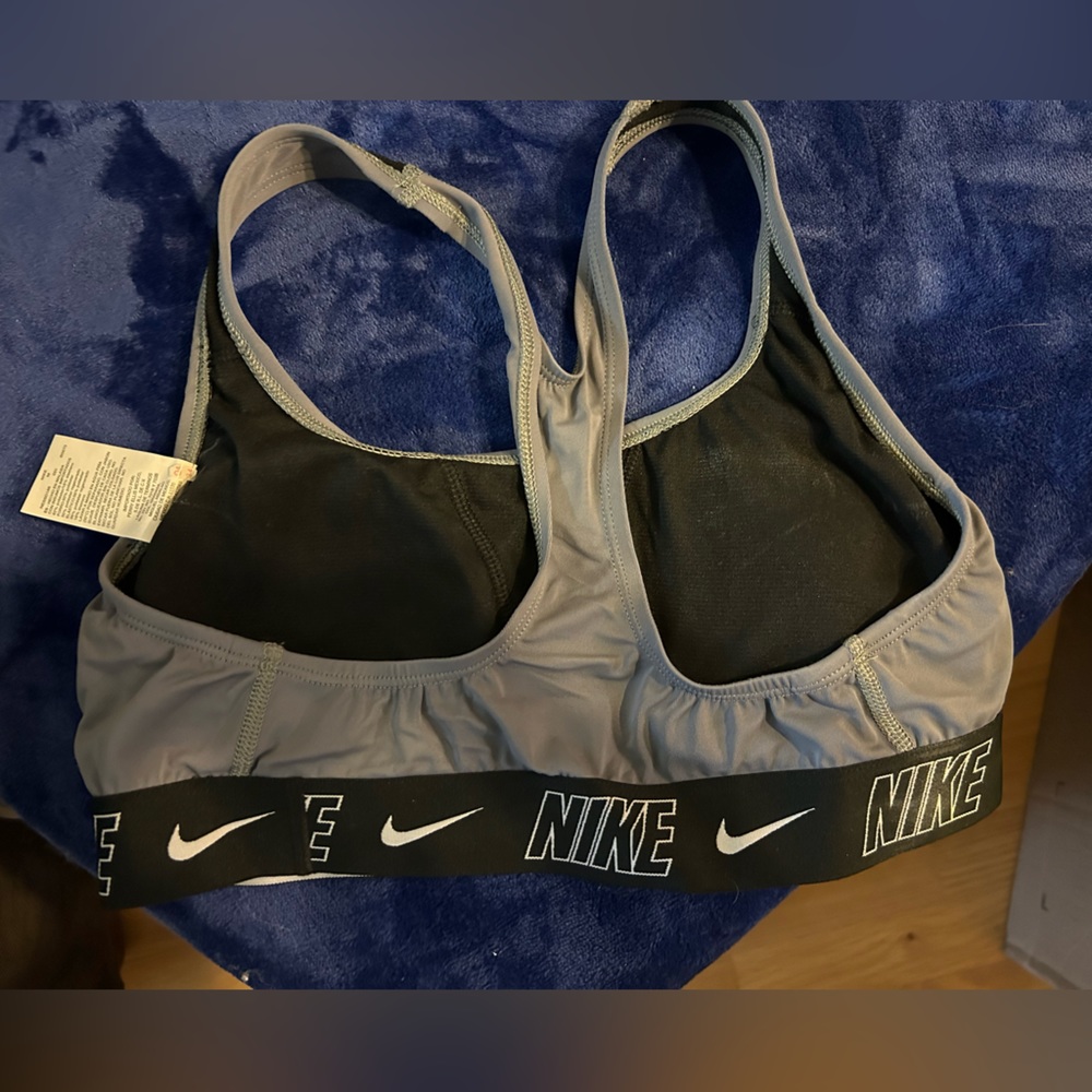Nike women’s sports bra, grey, medium - Picture 3 of 3